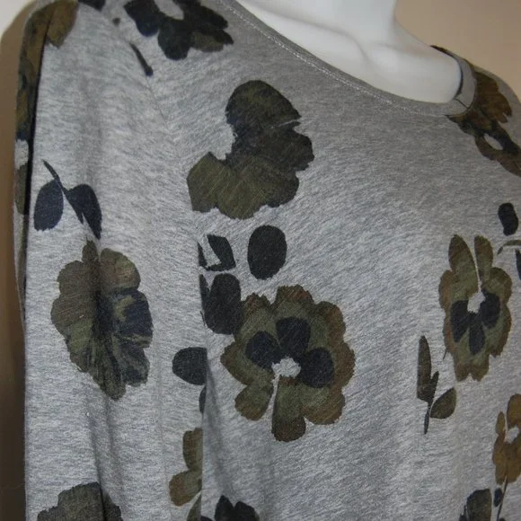 "The Everyday Tee", grey tee with olive and black flowers - Picture 4 of 6